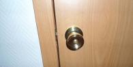 How to remove and disassemble the door handle of an interior door