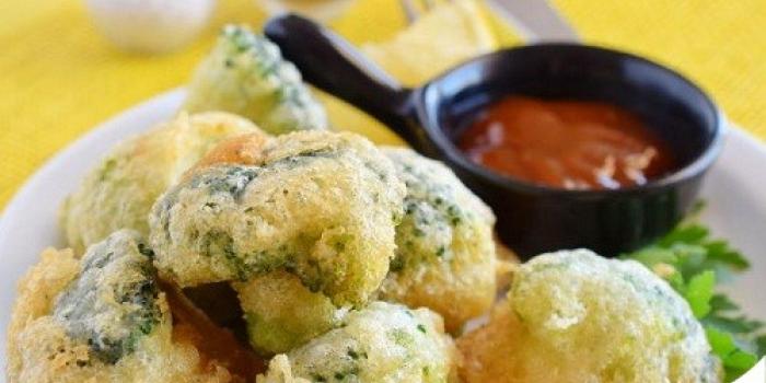 Broccoli dishes in batter Fried broccoli in batter